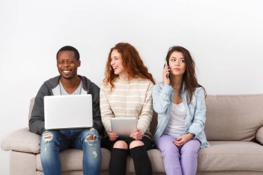 Genç insanlar istimal alet, öğrenciler, teknoloji