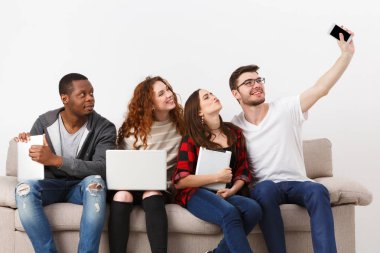 Alet, selfie, arkadaş birlikte eğleniyor