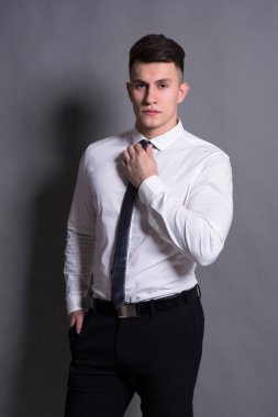 Gri studio arka plan, kendinden emin iş adamı