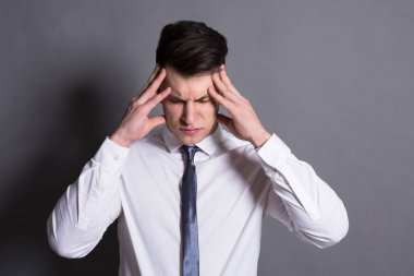 Dalgın işadamı Tapınağı üzerinde parmak tutmak konsantre