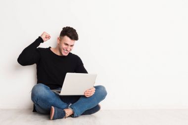 Dizüstü bilgisayar ile rahat içinde başarılı adam serbest meslek