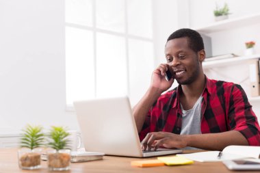 Genç işadamı çağrı cep telefonu modern beyaz ofis siyah