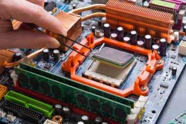 Bilgisayar işlemci çip sökülmesi yakın çekim