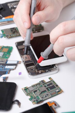 Smartphone multimetre ile tamir yakın çekim