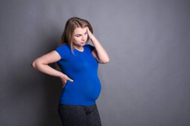 Baş ağrısı kopya alanı ile bekleyen genç sarışın