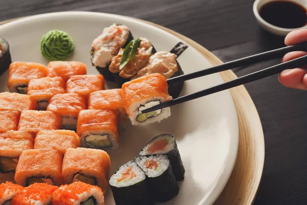 Yemek suşi ve rulo olarak Japon restoranı