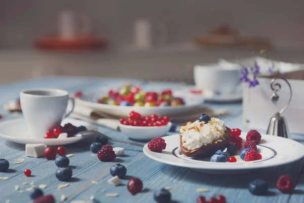Ontbijt met gebakken erwt en bessen op blauwe rustiek hout — Stockfoto
