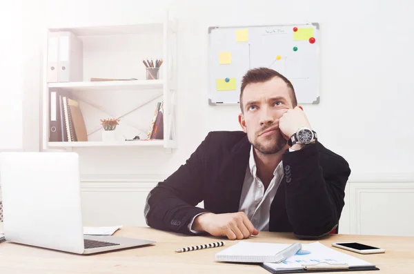 Jovem estressou empresário sobrecarregado no escritório moderno — Fotografia de Stock