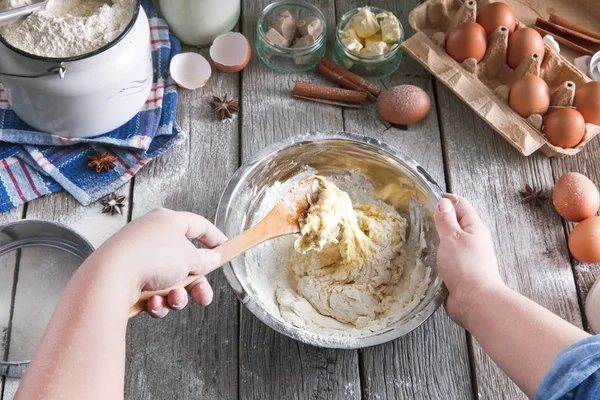 パン、卵、バターおよび小麦粉の材料を調理 — ストック写真