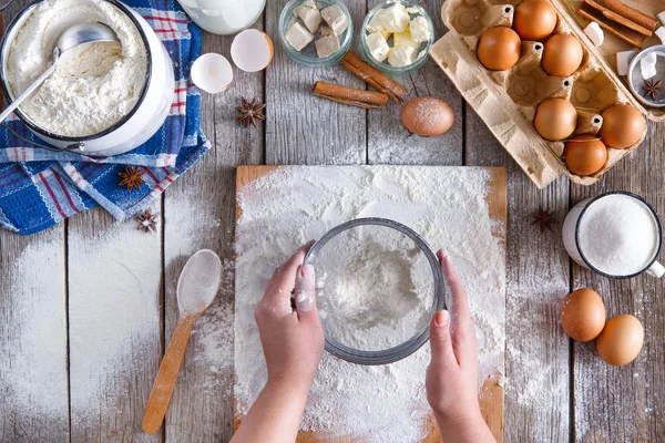 Elemek un rustik ahşap zemin üzerine Üstten Görünüm