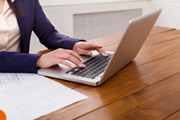 Жінка працює в офісі, рука на клавіатурі крупним планом — стокове фото