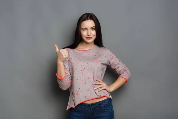Mooie jongedame met duim omhoog portret — Stockfoto