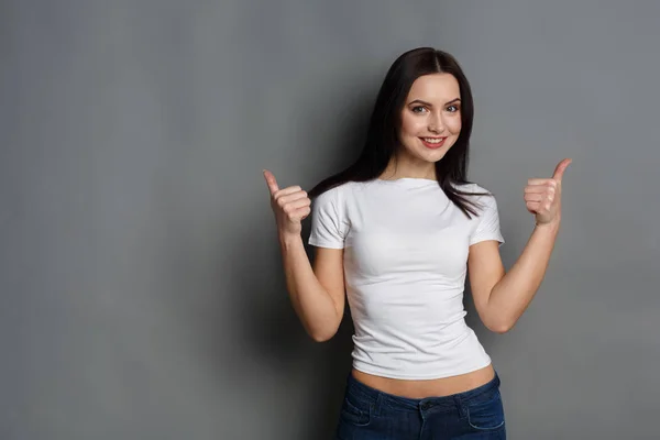 Joven hermosa mujer con el pulgar hacia arriba retrato —  Fotos de Stock