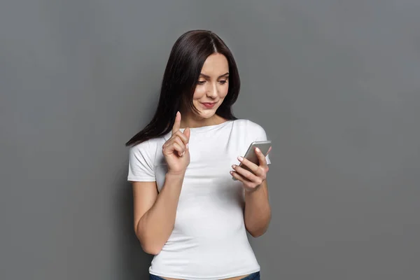 Jovem mulher digitando mensagem no smartphone — Fotografia de Stock