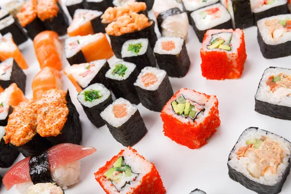 Комплект суши, маки и рулоны крупным планом на белом — стоковое фото