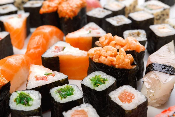 Conjunto de sushi, maki e rolos closeup — Fotografia de Stock