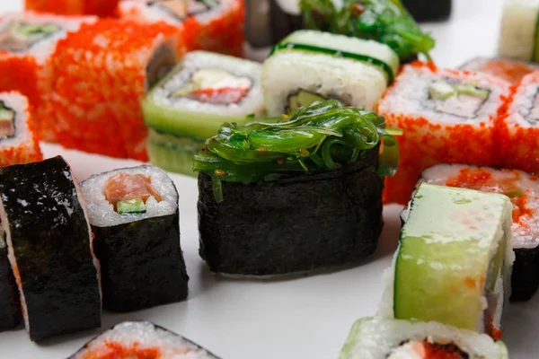 Set de sushi, maki y rollos sobre fondo blanco —  Fotos de Stock