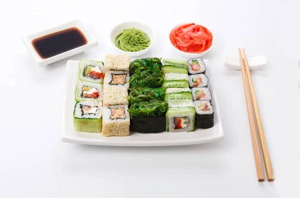 Zestaw Sushi i rolek na białym tle — Zdjęcie stockowe