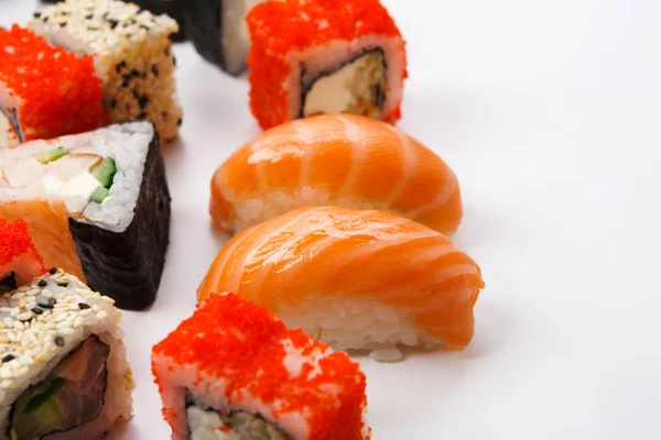 Conjunto de sushi, maki e rolos em fundo branco — Fotografia de Stock