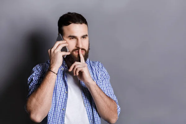 L'uomo barbuto che parla al telefono stia zitto — Foto Stock