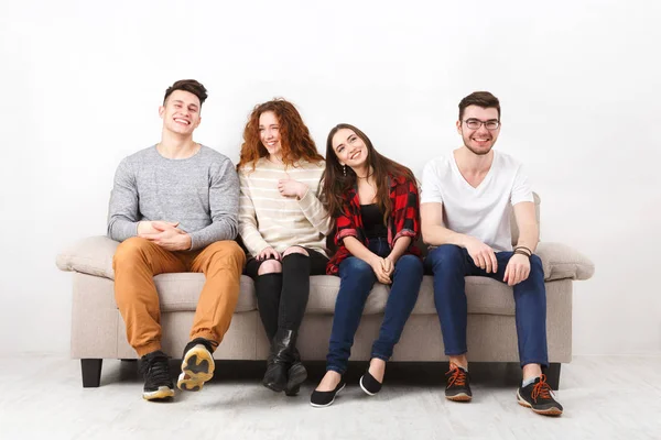 Fiesta con amigos, jóvenes sentados en el sofá —  Fotos de Stock