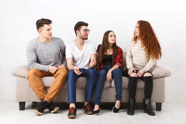 Jóvenes amigos felices, gente informal sentada en el sofá — Foto de Stock