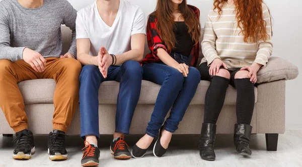 Jóvenes amigos felices, gente informal sentada en el sofá — Foto de Stock