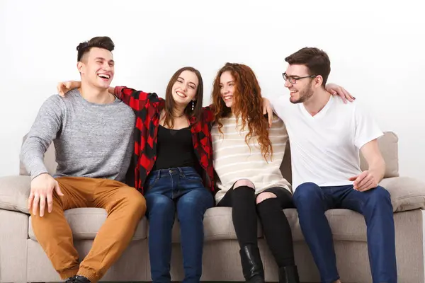 Çeşitli genç öğrenciler evde sınavına hazırlık