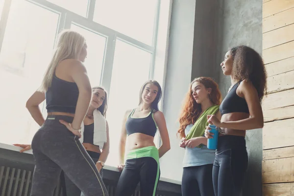 Mladé dívky ve sportovní chatování před fitness trénink — Stock fotografie