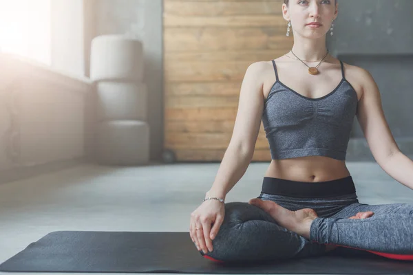 Молодая женщина в классе йоги, расслабиться медитации позы — стоковое фото