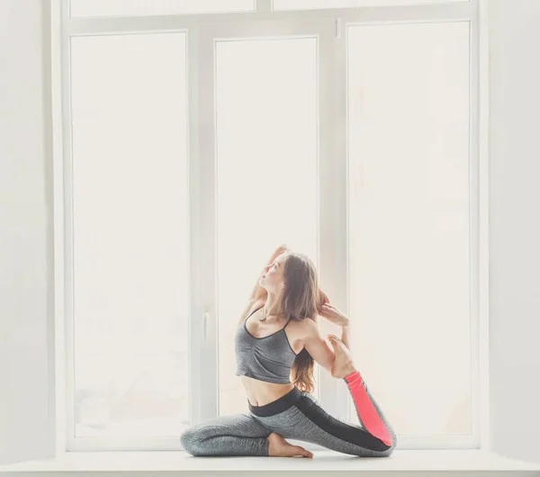 Jeune femme en cours de yoga, sirène pose asana — Photo