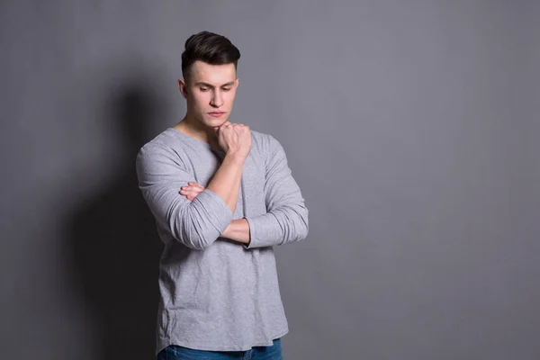 Retrato de hombre joven pensativo en el fondo del estudio . — Foto de Stock