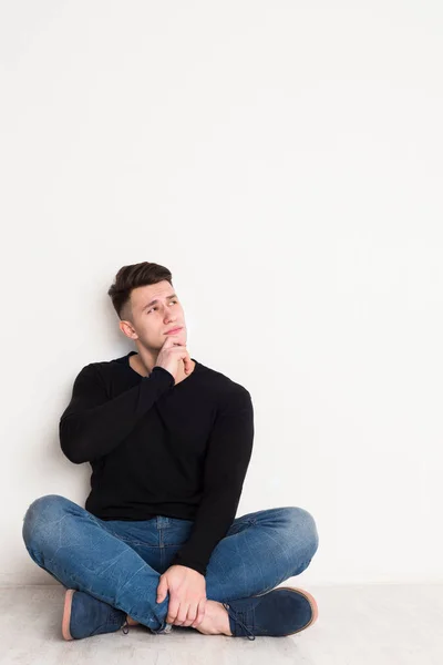 Retrato de hombre joven pensativo en fondo de estudio blanco . —  Fotos de Stock