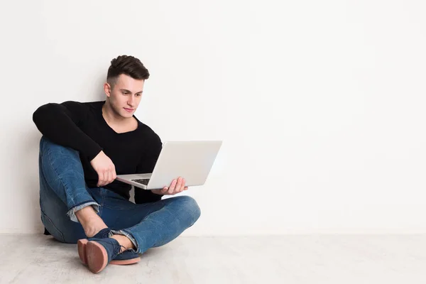 Joven freelancer en casual con portátil — Foto de Stock