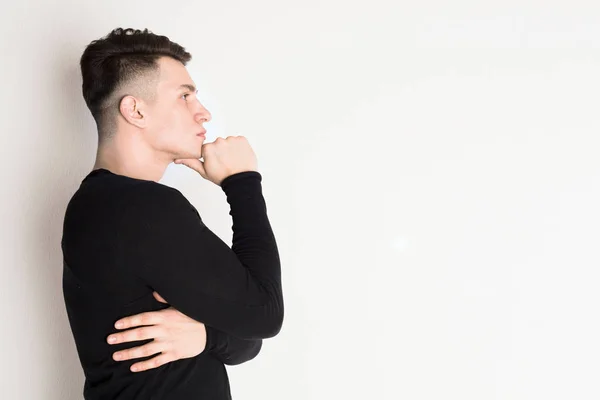 Hombre joven pensativo estudio retrato, estilo chico — Foto de Stock