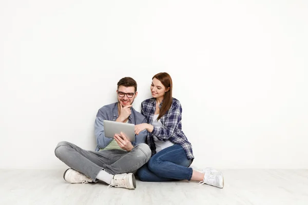 Pareja compra de pedidos con tableta digital — Foto de Stock