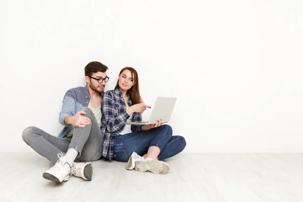 Casual pareja de compras en línea con el ordenador portátil, toma de estudio — Foto de Stock