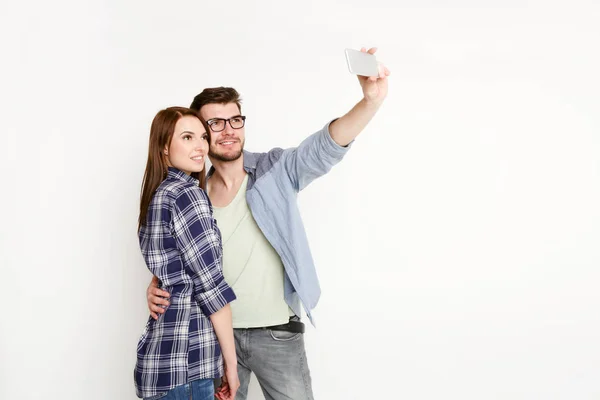 Щаслива випадкова пара робить селфі на смартфоні, ізольовані — стокове фото