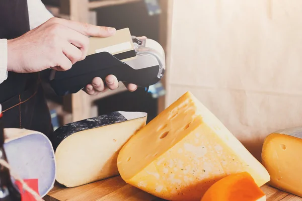 Помощник продавца сыра крадет кредитную карту — стоковое фото