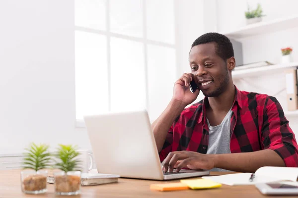 Jeune homme d'affaires noir appeler téléphone mobile dans le bureau blanc moderne — Photo