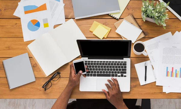 Afrikalı-Amerikalı işadamı iş, Masa üstü görünümü