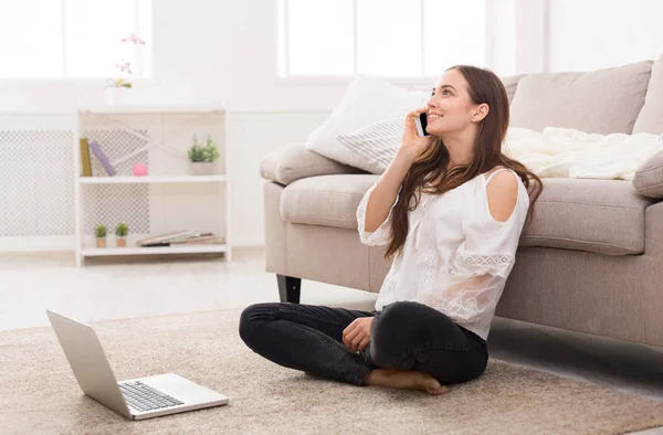 Ragazza con un computer portatile e mobile — Foto Stock