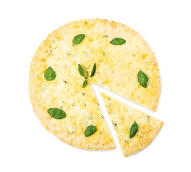 Lezzetli dört peynirli pizza ile fesleğen yaprakları