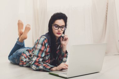 Genç kız ile bir dizüstü bilgisayar yalan.