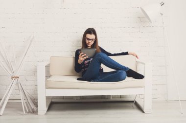 Tablet, bilgisayar bağımlılığı gözlüklü kız