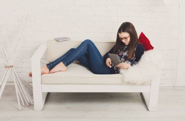 Tablet, bilgisayar bağımlılığı gözlüklü kız