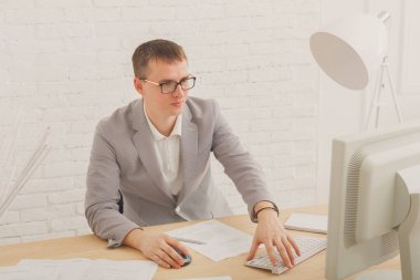 Bilgisayarlı genç işadamı