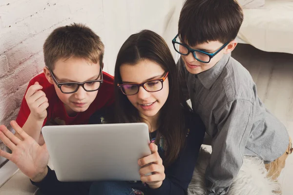 Děti v brýlích s tablet, počítač závislost — Stock fotografie