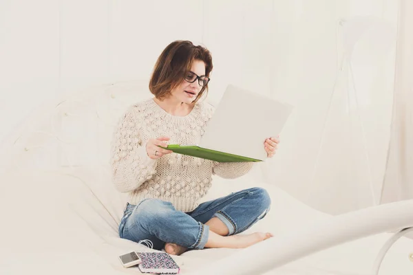 ベッドでノート パソコンを持つ若い女性フリーランサー — ストック写真