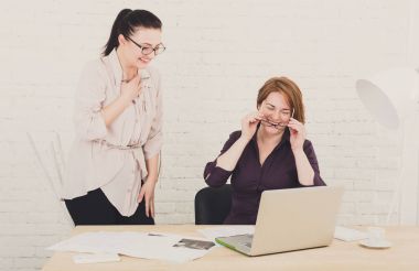 Ekip çalışması. Kadınlar office projesinde tartışmak